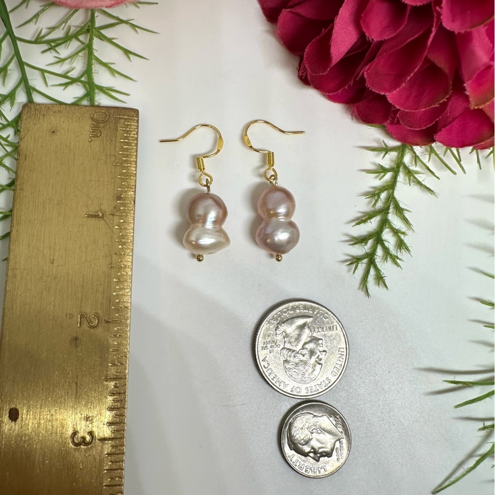 NEW⚜️Baroque Pearl Blush Dangly Earrings - Picture 5 of 5